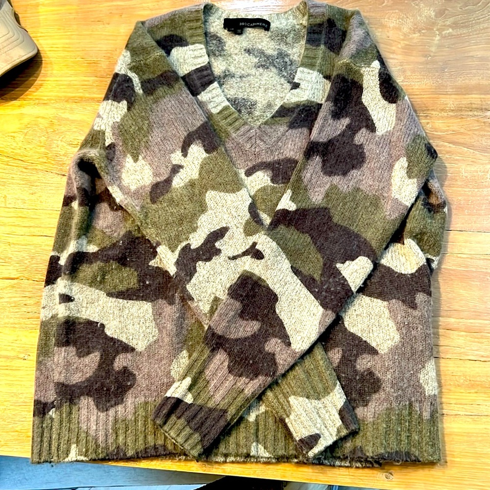 360 cashmere XS V neck sweater
